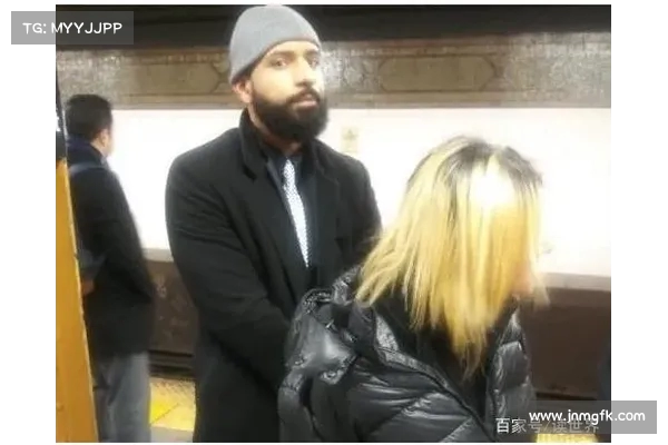 女生拖地时被朋友背后偷袭 正想追出去却被拖把绊倒一场搞笑闹剧上演 女生拖地时被朋友背后偷袭 正想追出去却被拖把绊倒一场搞笑闹剧上演